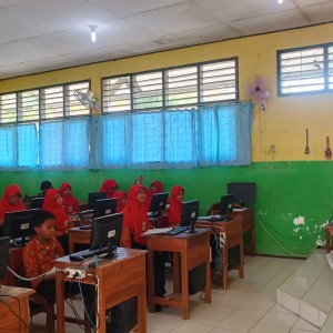 Belajar di Lab Informatika